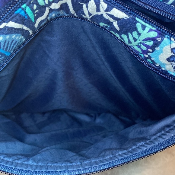 💙🏝️VERA BRADLEY💙🏝️Blue Island Medallion Triple Zip Hipster & RFID Wristlet/
NWOT - Picture 13 of 14